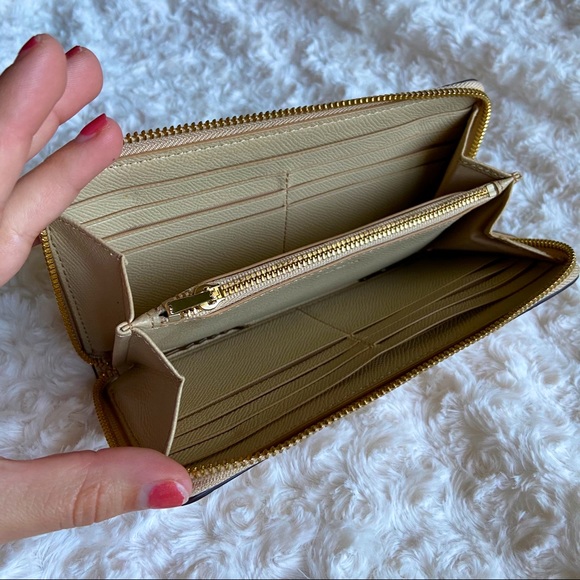 ❌SOLD❌Coach Accordion Zipper Wallet Embossed Leather - Picture 3 of 6